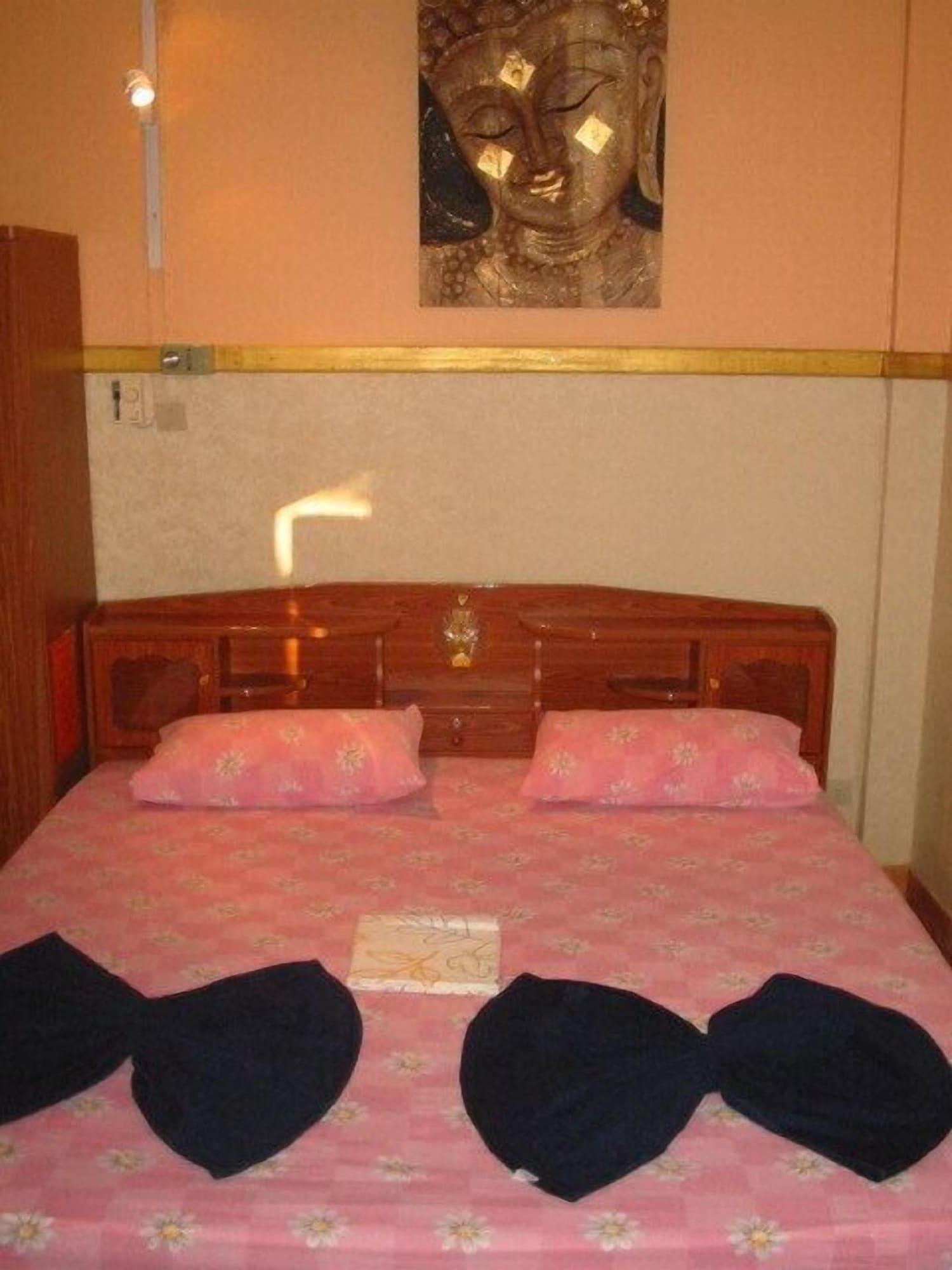 Hollanda Montri Guesthouse Chiang Mai Bagian luar foto