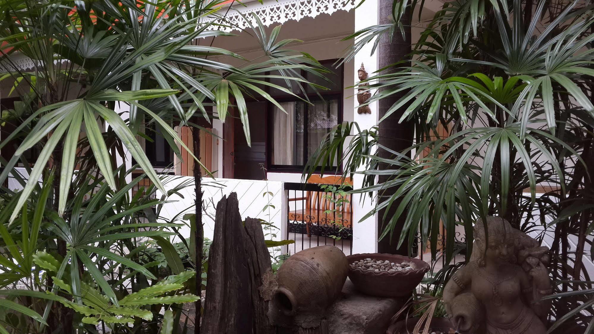Hollanda Montri Guesthouse Chiang Mai Bagian luar foto