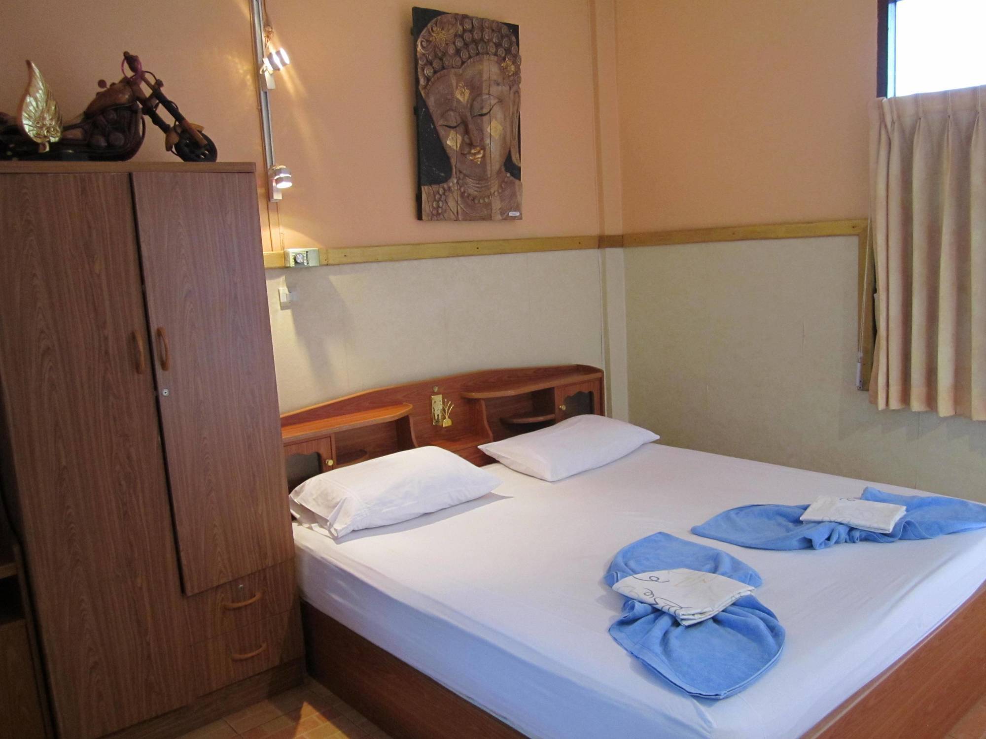Hollanda Montri Guesthouse Chiang Mai Bagian luar foto
