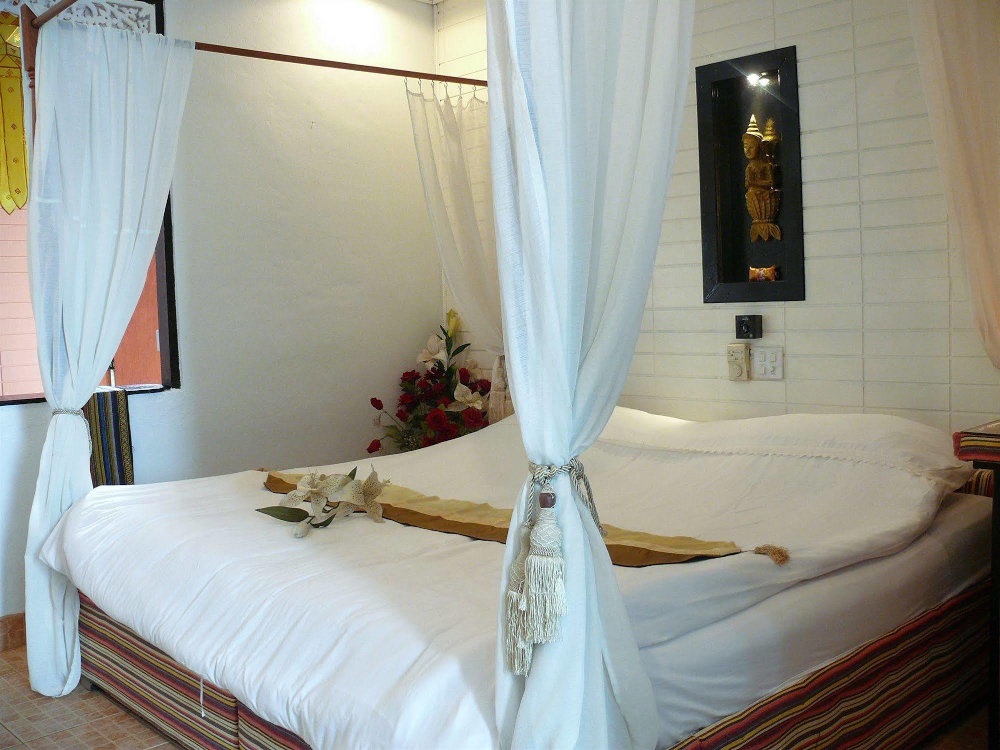 Hollanda Montri Guesthouse Chiang Mai Bagian luar foto